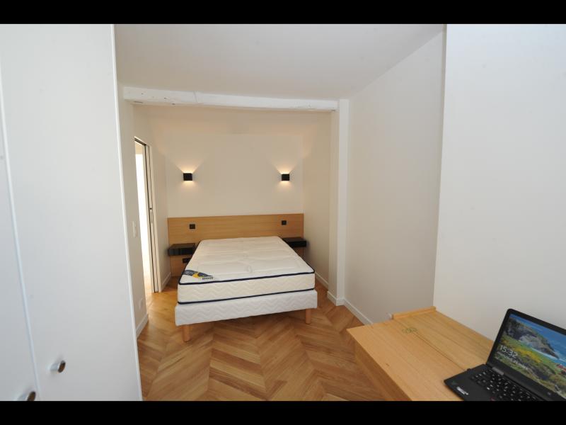 Chambre 2 avec bureau suspendu et placard sur mesure 