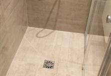 Receveur de douche carrelé idem le sol et les murs