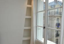 Fenêtre en bois massif avec persienne métallique