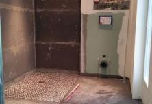 Pose joint de carrelage au sol de la salle de douches 