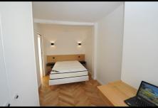 Chambre 2 avec bureau suspendu et placard sur mesure 