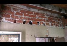 cloison entre la cuisine et les cages d'escalier 