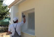 Pose d'une finition de façade ribbé