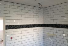 carrelage type métro aux murs avec frise