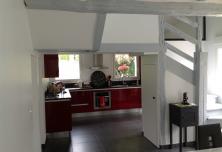 Vue du séjour vers la cuisine 