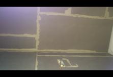 pose de plaques WEDI autour de la douche pour assurer l’étanchéité 