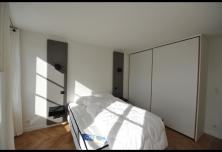 Chambre avec chevets suspendu et placard sur mesure 