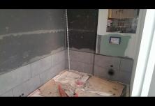 Pose carrelage aux murs de la salle de douches 