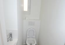 WC suspendu avec lave-mains 