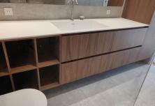 Ensemble de meuble de salle de bains en placage noyer et plan en corian blanc