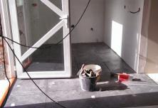 Pose carrelage au sol de la cuisine 