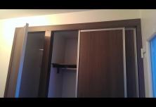 Placard sur mesure avec une porte battante et deux portes coulissantes